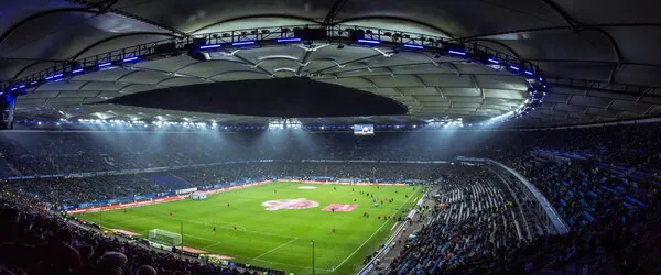 LED projekt&oslash;r p&aring; fodboldstadion